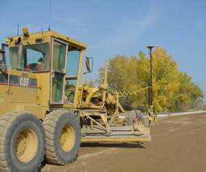 Road grader uses a GPS receiver